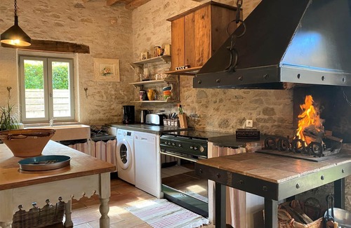 Saint-Papoul Cottage | Gîte de caractère, idéal pour famille ou amis, jacuzzi et gastronomie!