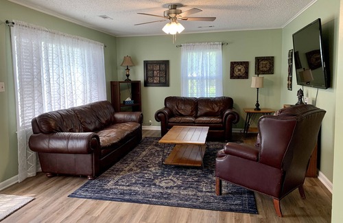 Prairie Grove Maison | “House In The Grove” Private, comfortable, squeaky clean!