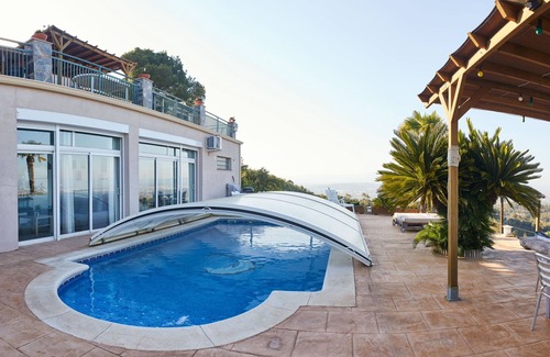 Sant Cugat del Valles Appartement | House in the mountains, with views and swimming pool, 15 min from Barcelona.
