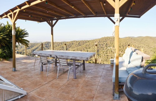 Sant Cugat del Valles Appartement | House in the mountains, with views and swimming pool, 15 min from Barcelona.