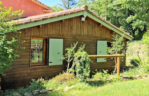 Le Poet-Laval Maison | House in wooded grounds