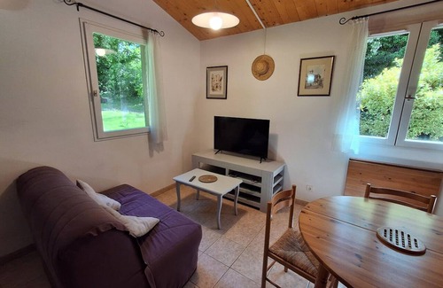 Le Poet-Laval Maison | House in wooded grounds
