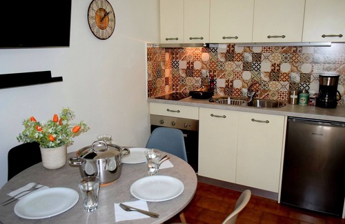 Volos City Centre Maison | "Maison à l'intérieur du jardin"