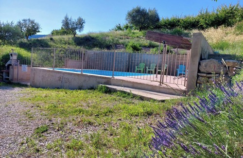 Sahune Maison | Maison "Le Vieil Olivier" avec vue sur les montagnes, piscine partagée et Wi-Fi
