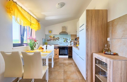 Zminj Maison | 3 chambres, belle vue sur la nature, 2 appartements.