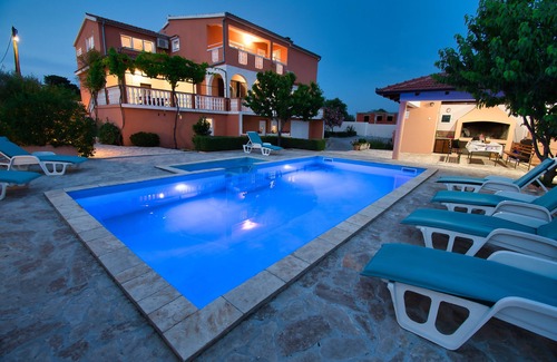 Visocane Villa | Villa Matea avec deux appartements et piscine!