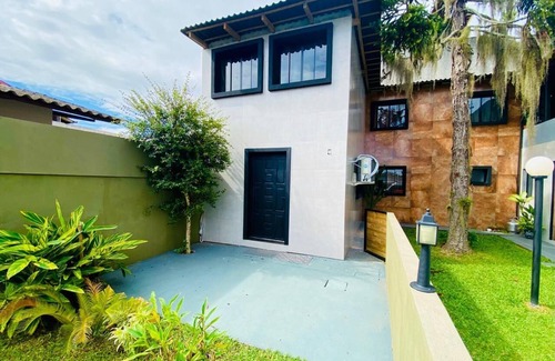 Carianos Maison | House near Florianópolis airport, with pool table and ample space!