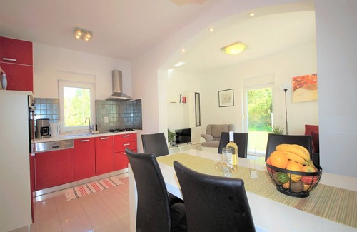 Rebici Maison | Maison Nensi avec piscine privée et cour clôturée