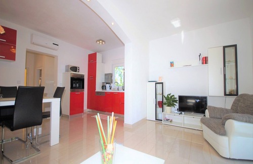 Rebici Maison | Maison Nensi avec piscine privée et cour clôturée