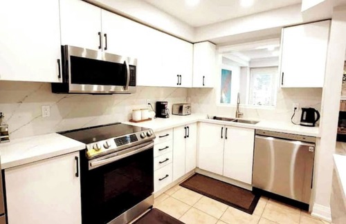 West Oak Trails Maison | House of 3 Beds -3 Washroom - King Bed- Kids Crib- 85’ TV- Workspace