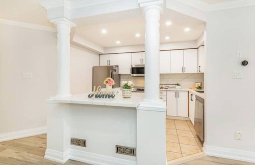 West Oak Trails Maison | House of 3 Beds -3 Washroom - King Bed- Kids Crib- 85’ TV- Workspace