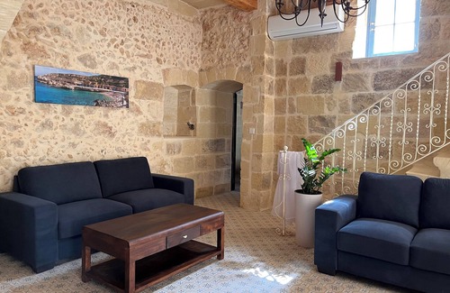 Nadur Maison | House of character with pool & jacuzzi for 5 persons, central yet quiet location