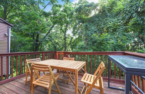 Marshall-Shadeland Appartement | House of Fun - Large Family Home w/HotTub & Games