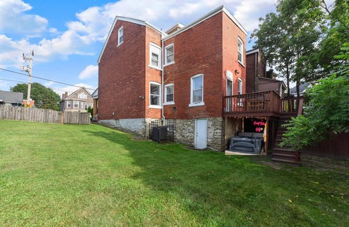 Marshall-Shadeland Appartement | House of Fun - Large Family Home w/HotTub & Games
