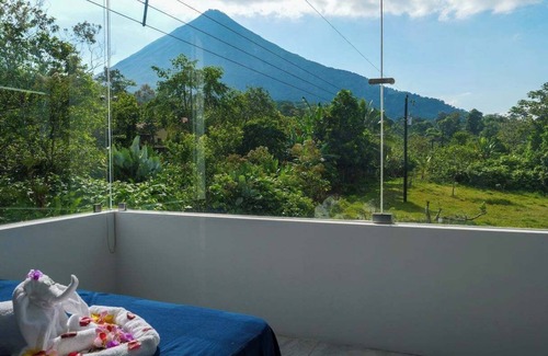 La Fortuna Villa | House of Views w/ King Bed + Volcano View