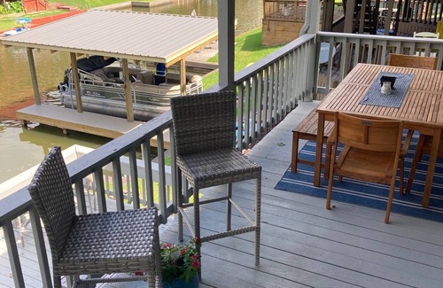 Clear Water Point Maison | House on lake Conroe, sleeps 7, newly remolded with awesome deck!