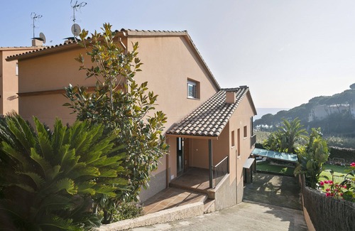 Sant Pol De Mar Maison | House on the beach with pool, for 9 people.