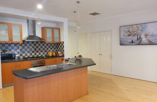 Hampton Park Maison | House on the Heights - 4 B/R House near Mornington Peninsula