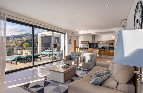 Ribeira Brava Maison | VILLA CABOUCO sur l’île aux fleurs entre ciel et mer. VUES EXCEPTIONNELLES