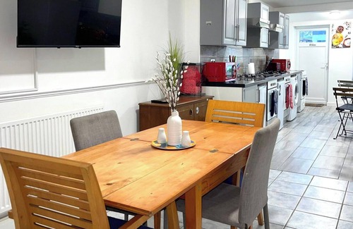 Havering Park Maison | House - Sleeps 10 - Garden - Parking