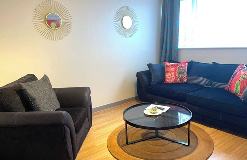 Havering Park Maison | House - Sleeps 10 - Garden - Parking