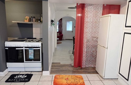 Chadwell Maison | House - Sleeps 8 - Garden - Parking