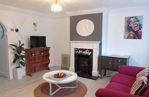 Chadwell Maison | House - Sleeps 8 - Garden - Parking