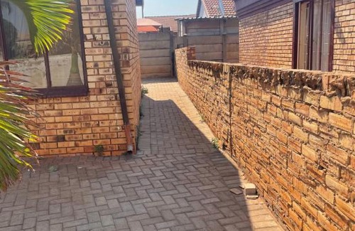Rustenburg Appartement | House to in Geelhout Park Ext 9, Rustenburg