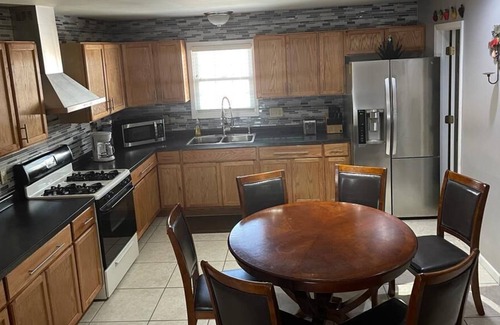 East Chicago Maison | House to rent / rest. 25 min away from chicago!