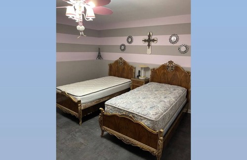 East Chicago Maison | House to rent / rest. 25 min away from chicago!