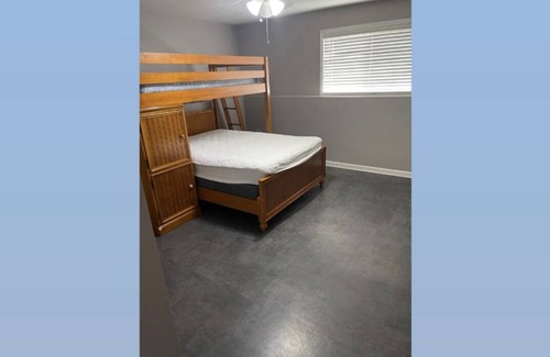 East Chicago Maison | House to rent / rest. 25 min away from chicago!