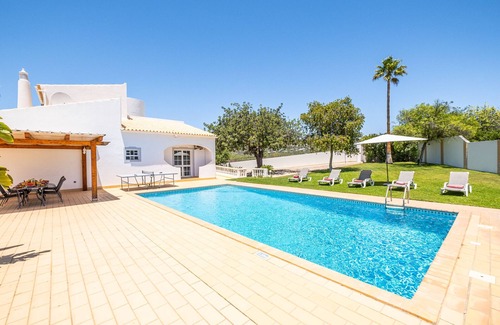 Almancil Villa | SUPERB VILLA, LARGE PRIVATE HEATABLE POOL, GAMES ROOM, A/C AND WI-FI
