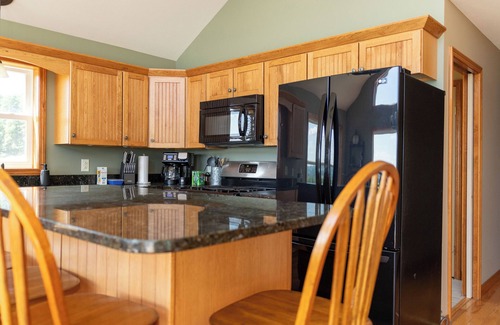Deansboro Maison | House w/Scenic Deck, Hot Tub & Barn
