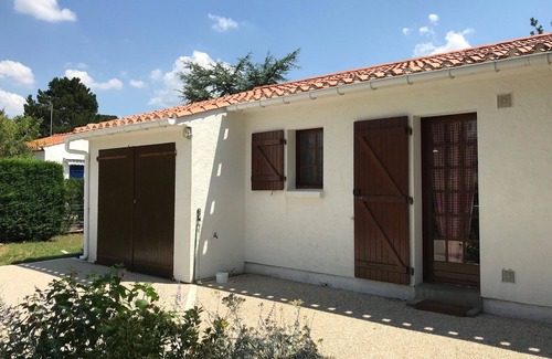 Saint-Vincent-sur-Jard Villa | maison à 600 m plage avec terrain clos dans lotissement environnement calme.