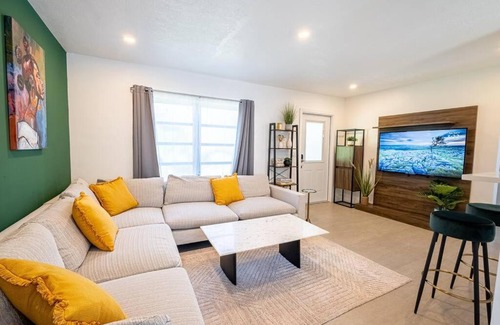 Biscayne Park Maison | HOUSE WITH A HOT TUB ! ONLY 10 MINS TO THE BEACH