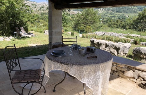 Coursegoules Maison | House with a magical view of the medieval village of Coursegoules. 30 min from the beaches