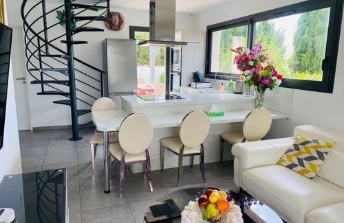 Longages Maison | House with all modern comforts, swimming pool, spa and sauna.