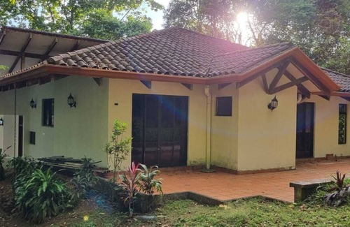 Barrio Ricos y Famosos Maison | House with pool among trees and with sea view!