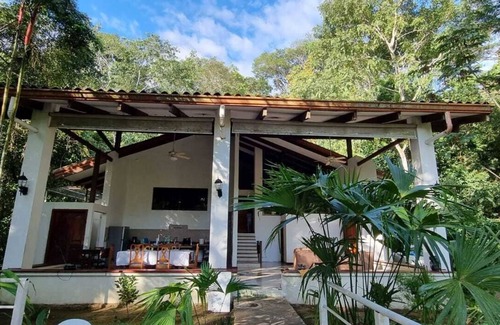 Barrio Ricos y Famosos Maison | House with pool among trees and with sea view!