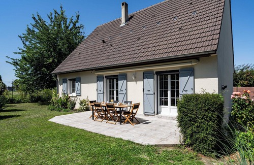 Mareuil-sur-Ay Maison | House with enclosed canal-side garden. Pets welcome!