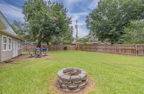 Conway Maison | House with fenced-in backyard near educational & medical institutions in Conway.