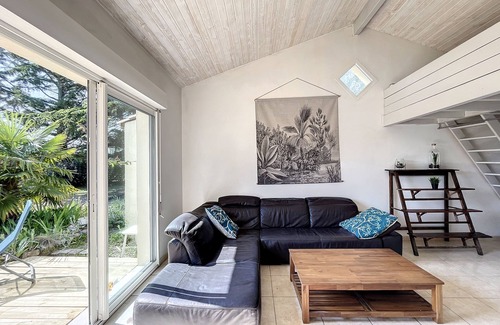La Lande-de-Fronsac Maison | Maison avec piscine dans un parc boisé