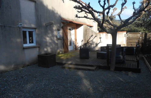 Pierrerue Maison | maison avec piscine dans un joli hameau au milieu de pins,chênes verts...