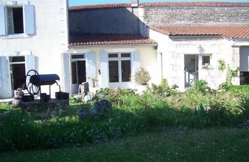 Souvigne Maison | Maison avec piscine au coeur d'un village