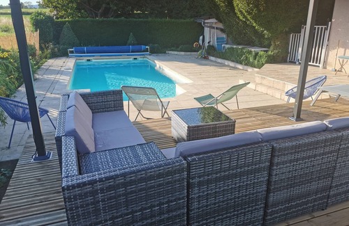 Groisy Maison | House with pool-large enclosed grounds-trampoline