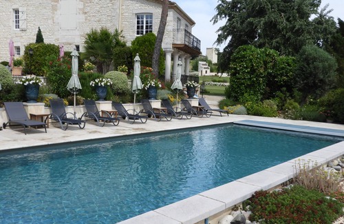 Labarthe Maison | Maison avec piscine et terrain privés: 7 chambres, 5 salles de bains