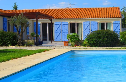 La Jarrie Maison | House with swimming pool and large garden in the countryside near La Rochelle