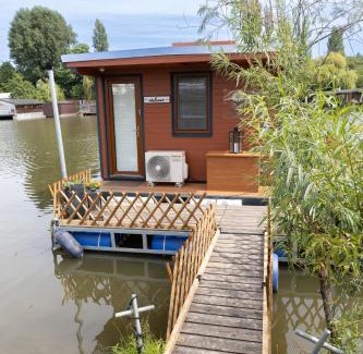 Smichov Location De Bateaux | Houseboat Daisy