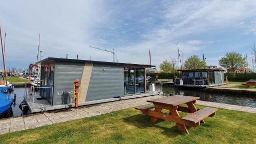 Heeg Chalet De Ski | Houseboat Heeg 4 persons