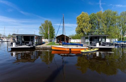 Heeg Location De Bateaux | Houseboat in Heeg with Stunning Marina Views